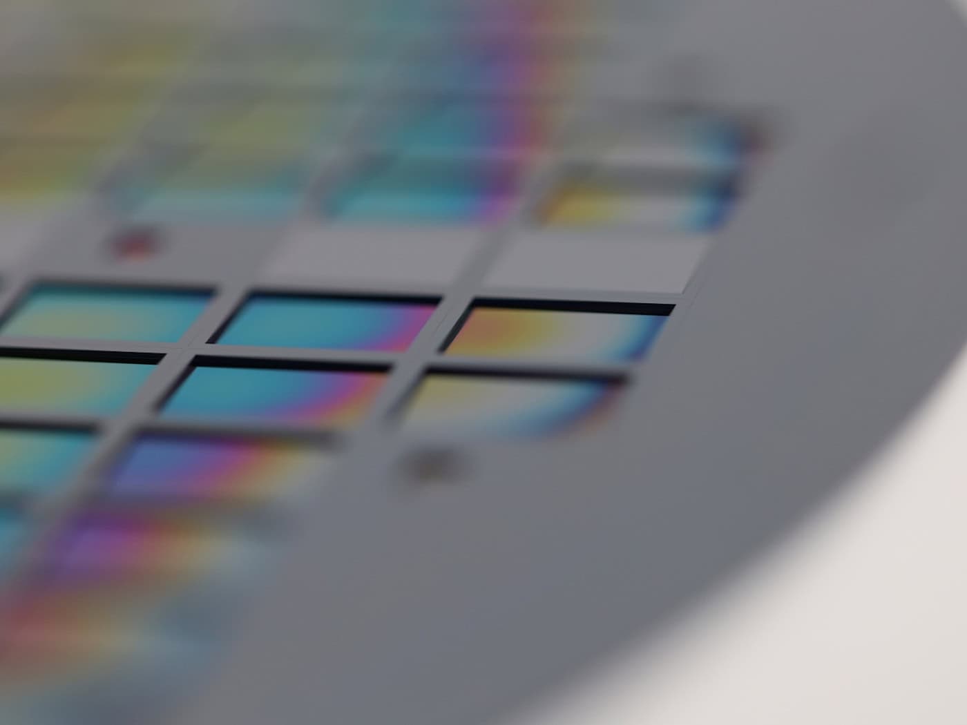 Fraunhofer IPMS has inserted chiplets into special recesses on this wafer for the first time - precisely to a fraction of a millimeter.
