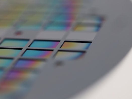 Fraunhofer IPMS has inserted chiplets into special recesses on this wafer for the first time - precisely to a fraction of a millimeter.