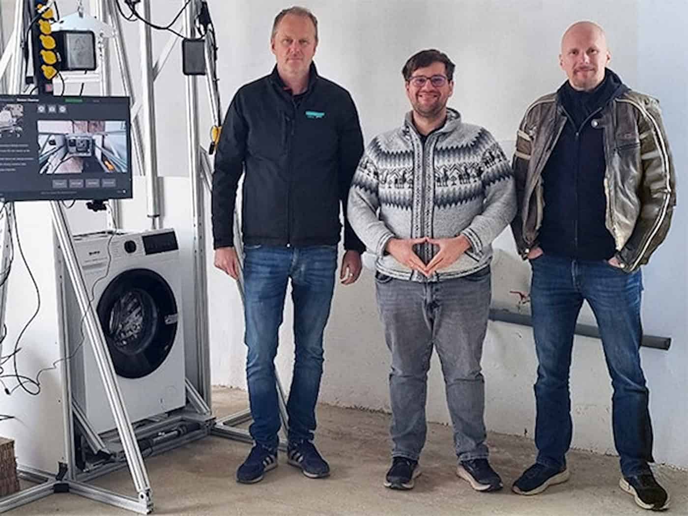 Briefing in Slovenia: Chemnitz researchers Dr. Mario Lorenz (2nd from right) and Sebastian Knopp (right) explain how to use the system to Gorenje employees.