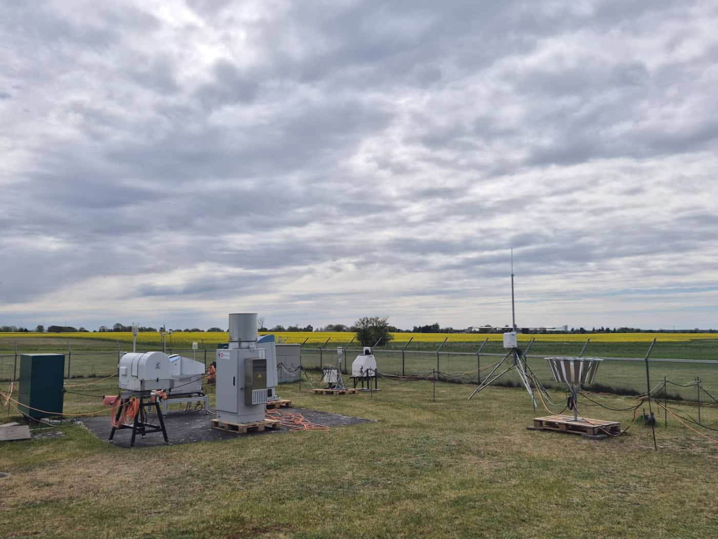 Über 35 Geräte stehen auf dem DWD-Messfeld in Falkenberg – sie sollen erstmals die dreidimensionale Struktur von Wolken vollständig erfassen.