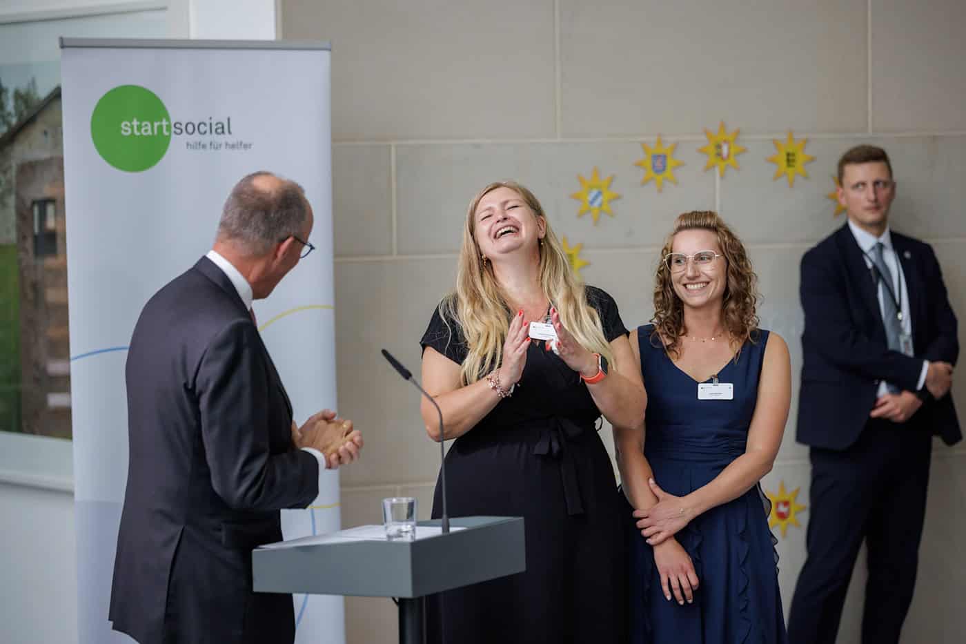 Sandy Schwabe (l.) und Lena Richter (r.) erhalten den Sonderpreis | Foto: Gordon Welters / startsocial e.V. Friedrich Merz überreicht den beiden Vorsitzenden des SV Triebel den Sonderpreis des startsocial e.V.