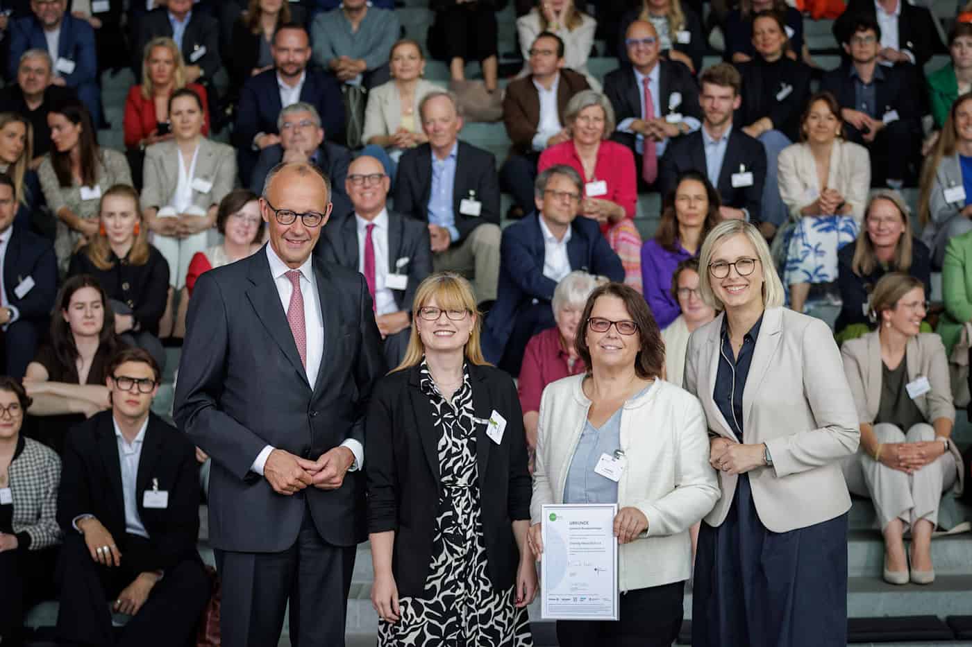 Der Irrsinnig Menschlich e.V. erhält einer der sieben Auszeichnungen | Gordon Welters / startsocial e.V. Bundeskanzler Friedrich Merz übergibt eine startsocial Auszeichnung an den Leipziger Verein