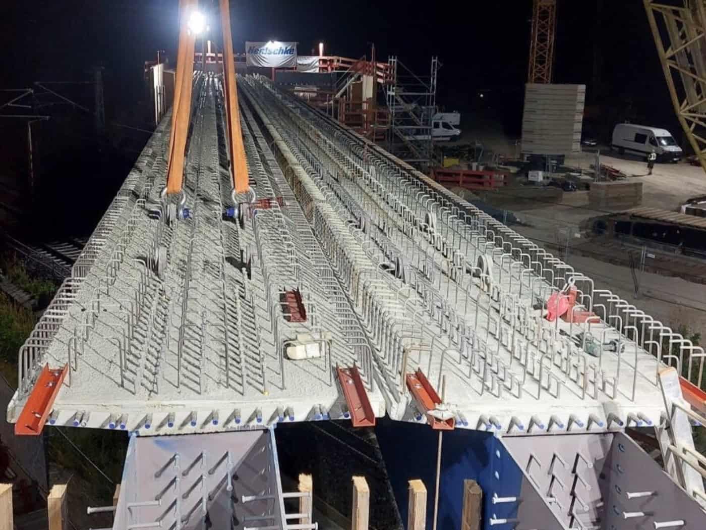 Stahlträger für neue B-101-Brücke bei Großenhain eingehoben
