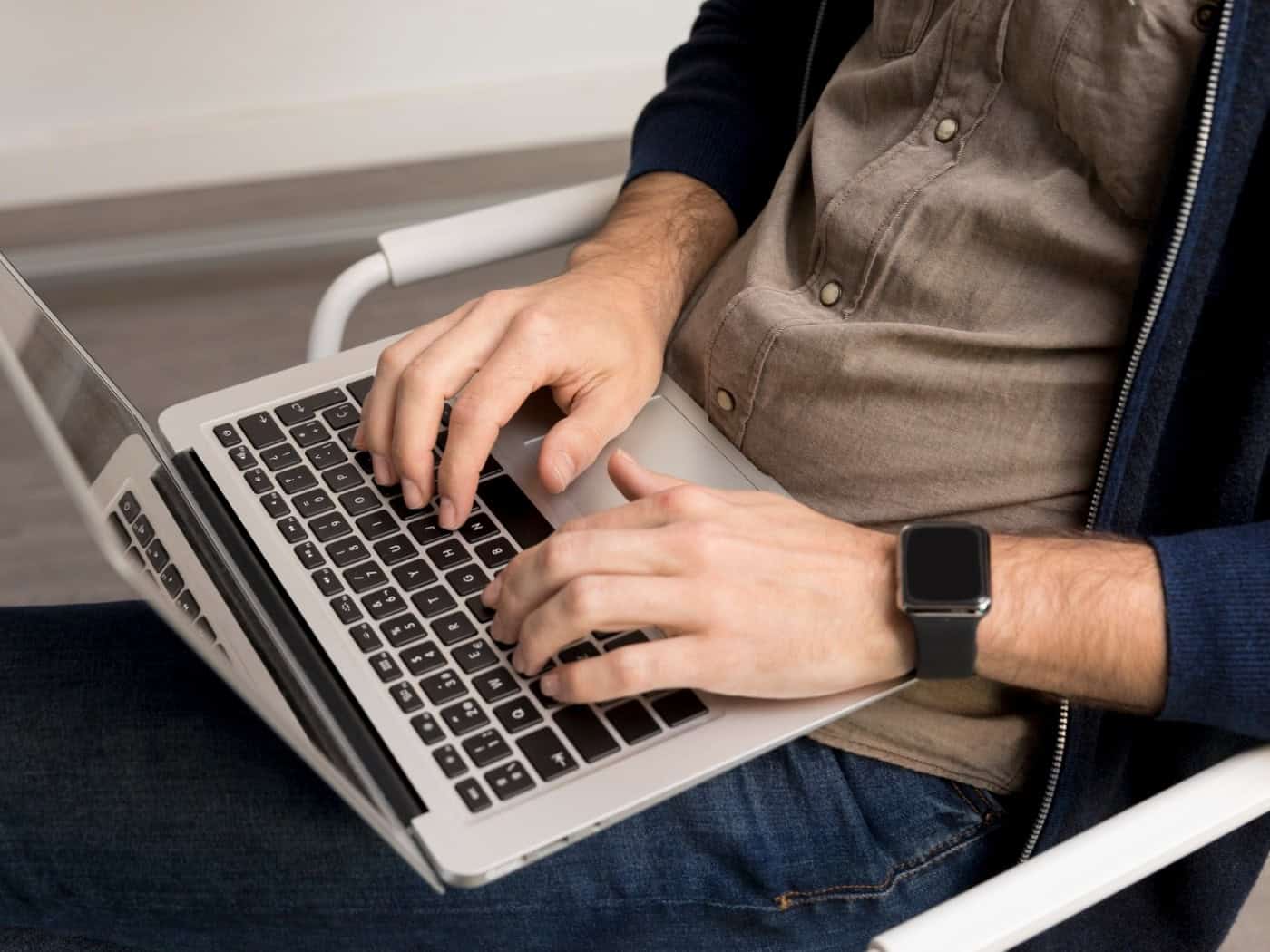 Person tippt auf Laptop – Symbol für digitale PDF-Übersetzung und internationale Kommunikation.