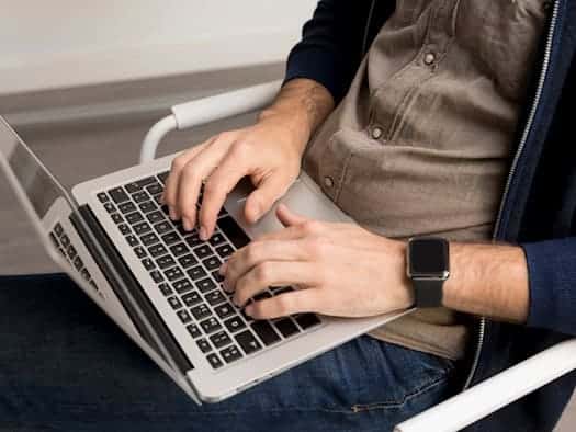 Person tippt auf Laptop – Symbol für digitale PDF-Übersetzung und internationale Kommunikation.