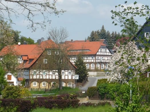 mehrere Umgebindehäuser (Fachwerkhäuser) an einer kleinen Straße