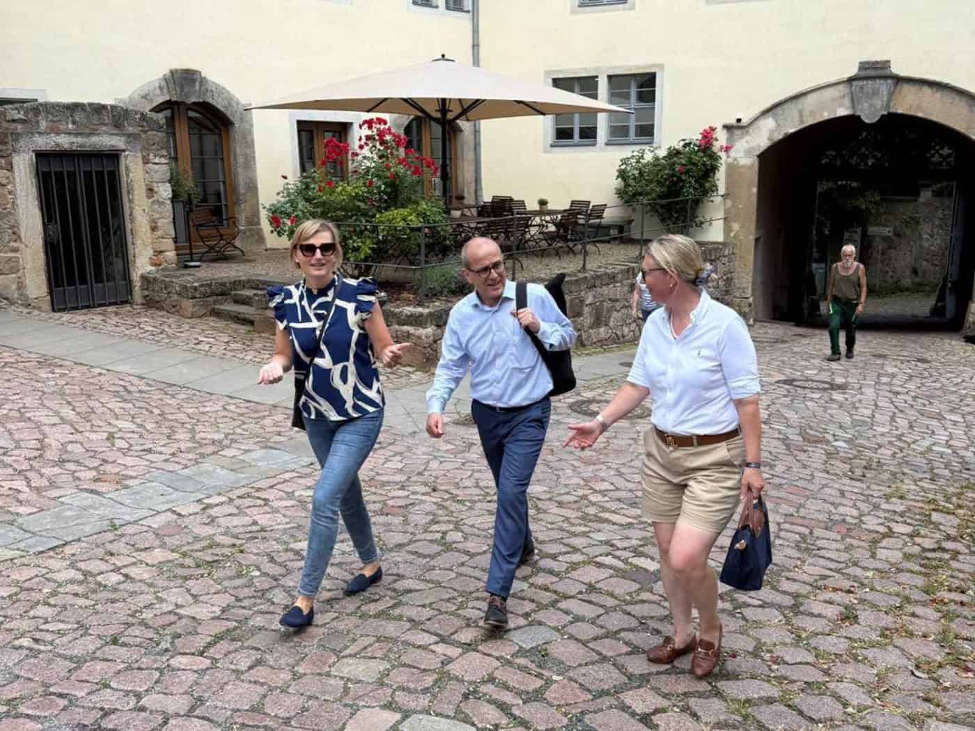 Politik trifft Kirche: Landtagsdelegation besucht Klosterhof St. Afra