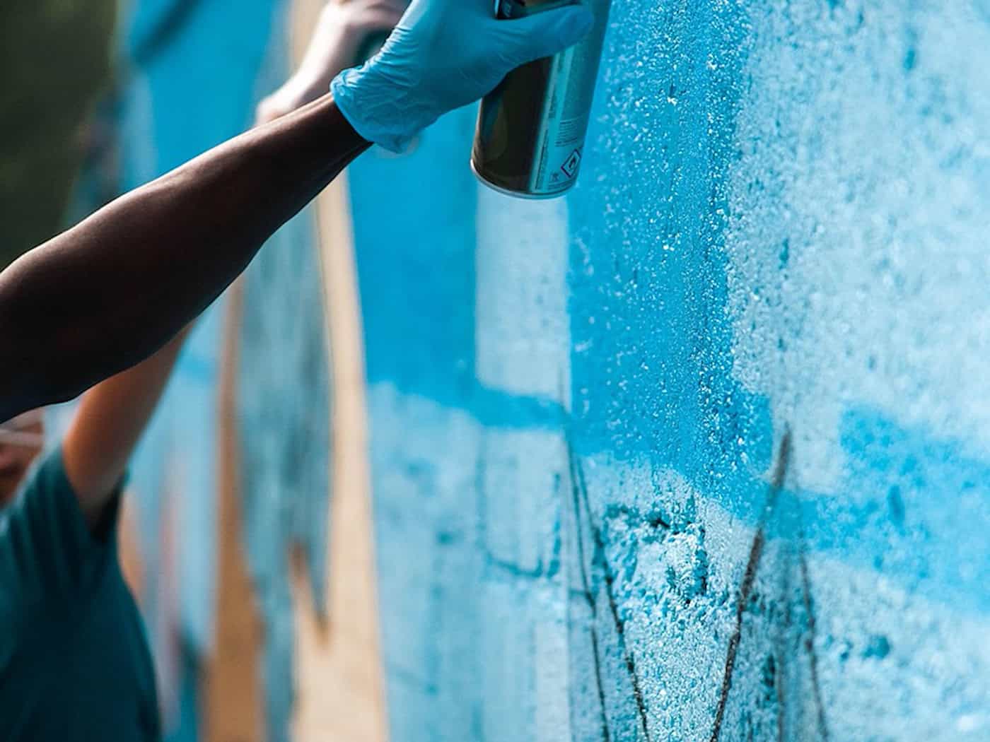 Hausfassade in Meißen mit Graffiti beschmiert