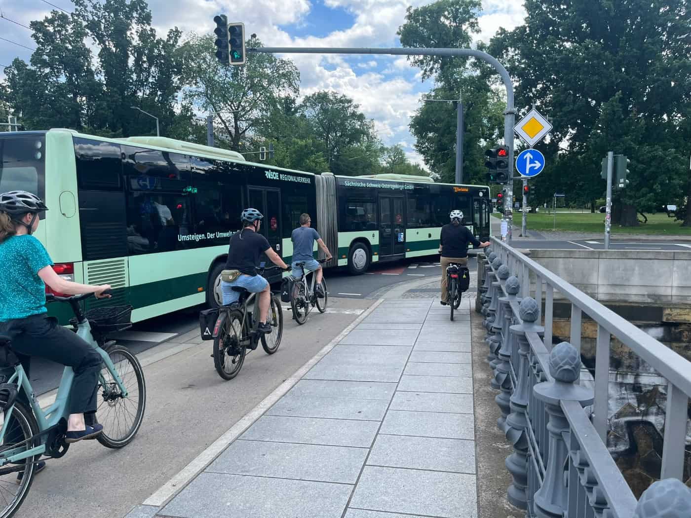 Radverkehr und Linienbus auf der Albertbrücke in Dresden
