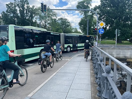 Radverkehr und Linienbus auf der Albertbrücke in Dresden