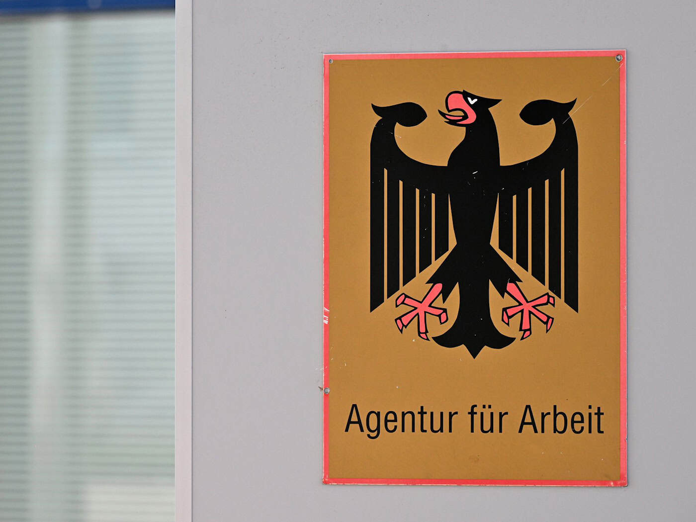 Arbeitslosigkeit bleibt trotz leichtem Rückgang hoch