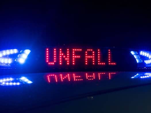 Auto gerät in Gegenverkehr - schwerer Unfall