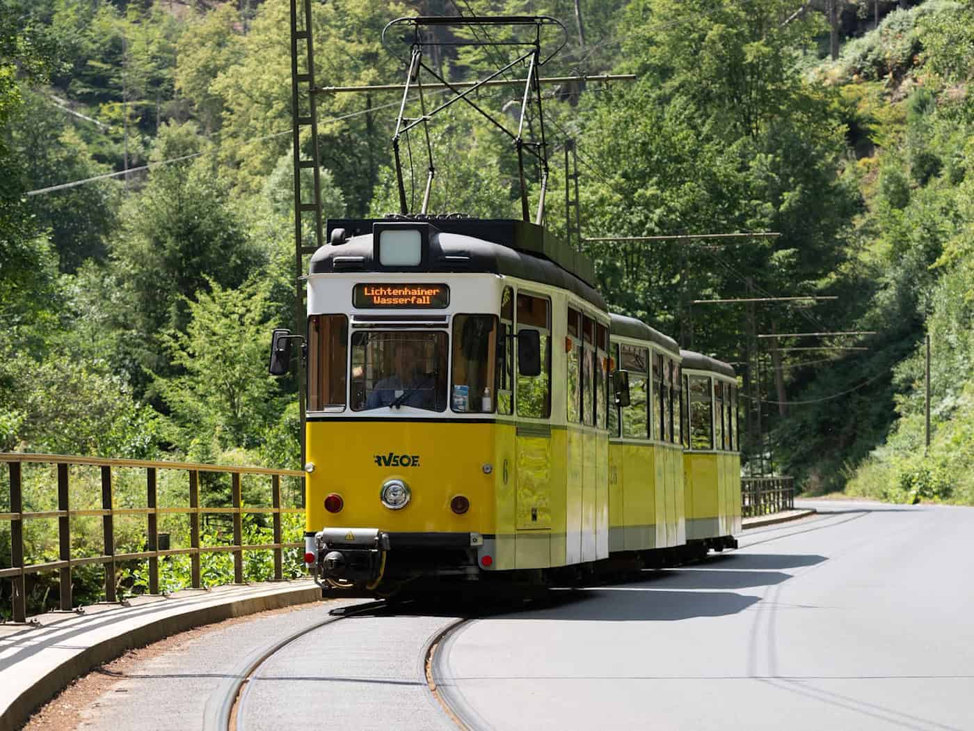 Un coche choca contra el histórico tren de Kirnitzschtal