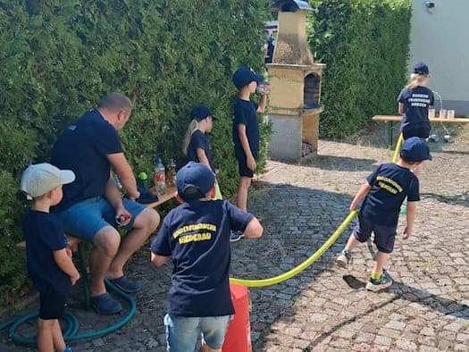 Legobauen über Funk und Ziellöschen: So kreativ übt der Feuerwehrnachwuchs den Ernstfall