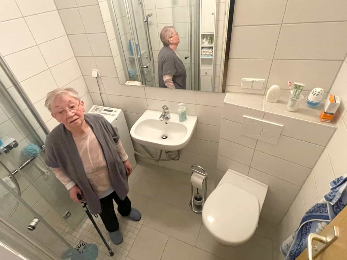 Gisela Ehrig steht in ihrem neu umgebauten, barrierefreien Badezimmer in Dresden.