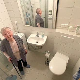 Gisela Ehrig steht in ihrem neu umgebauten, barrierefreien Badezimmer in Dresden.