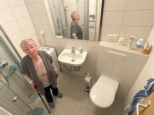 Gisela Ehrig steht in ihrem neu umgebauten, barrierefreien Badezimmer in Dresden.
