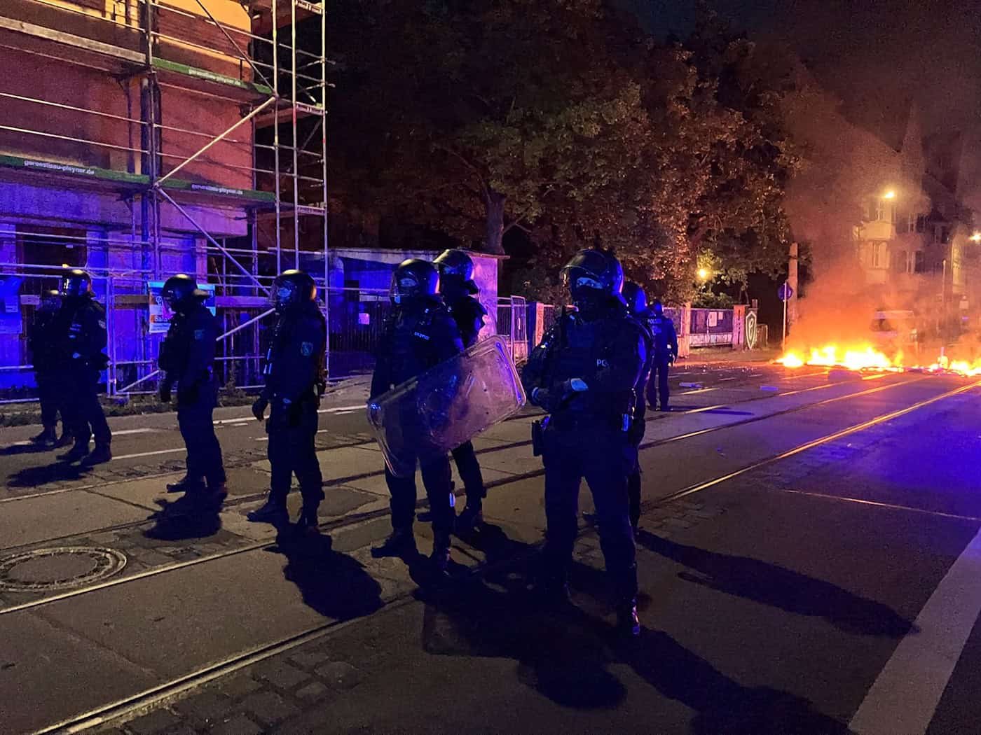 Barrikaden und Steinwürfe nach Festival in Leipzig-Connewitz