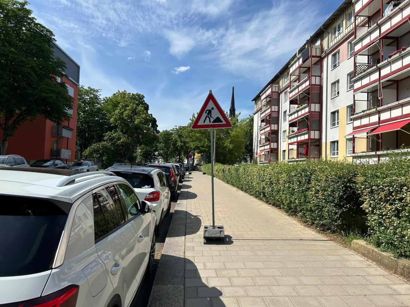 Ein am Straßenrand der Löwenstraße aufgestelltes Baustellenschild, das auf die bevorstehenden Gehwegarbeiten und die damit verbundene Vollsperrung des Fußgängersbereichs hinweist.