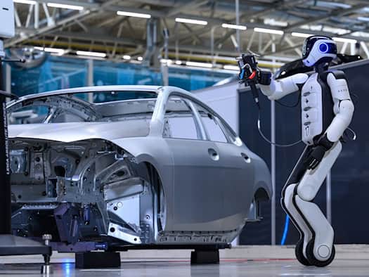 BMW testuje humanoidní roboty ve výrobě