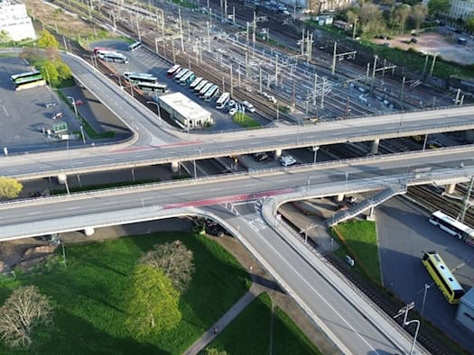 On Budapester Straße in Dresden, researchers from Fraunhofer IKTS are testing how acoustic emission sensors can detect damage in bridges.