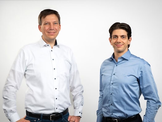 Prof. Oliver Bruns (left) and Dr. Bernardo Arús, together with an international team, have developed – for the first time worldwide – proteins that fluoresce in the near- and infrared regions. 