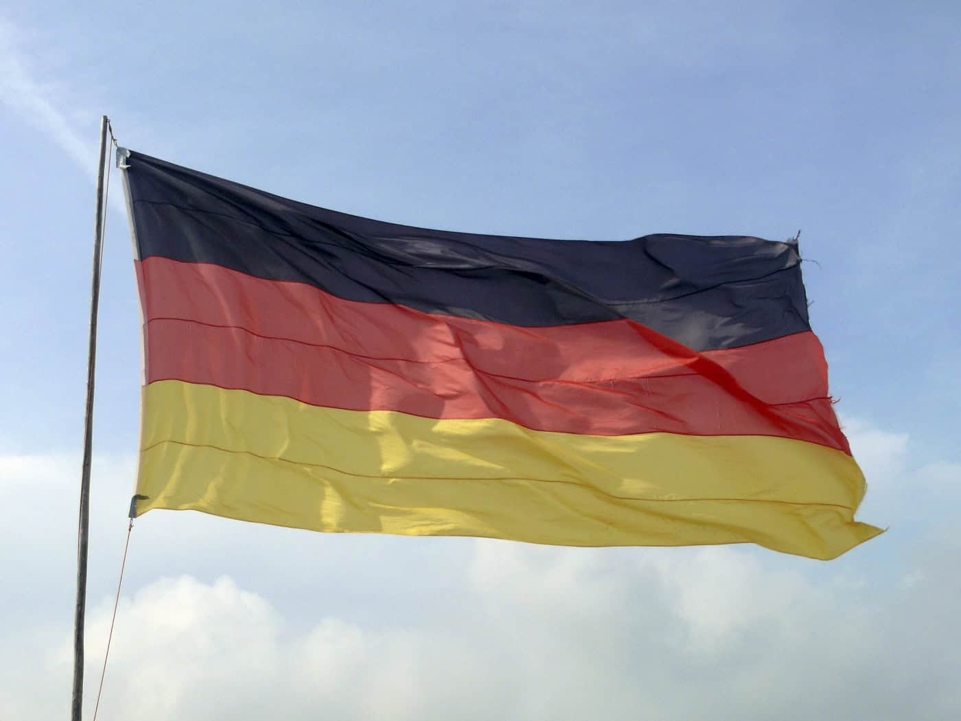 Deutschlandfahne vom Rathaus gestohlen – Tatverdächtiger gestellt