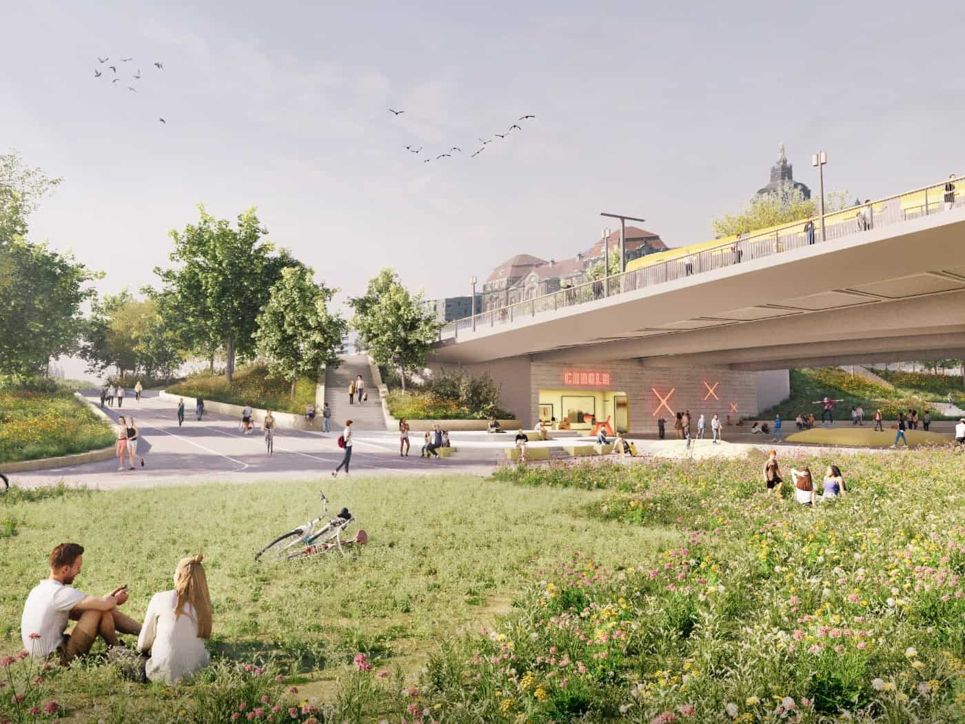 Eine helle Architektur-Visualisierung der neuen Carolabrücke in Dresden von der Neustädter Elbseite aus gesehen. Im Vordergrund sitzen Menschen auf einer grünen Wiese voller Wildblumen. Unter der schlanken, modernen Betonkonstruktion der Brücke befindet sich ein Freizeitbereich mit Stufen und einem 