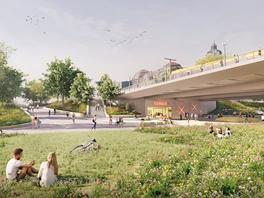 Eine helle Architektur-Visualisierung der neuen Carolabrücke in Dresden von der Neustädter Elbseite aus gesehen. Im Vordergrund sitzen Menschen auf einer grünen Wiese voller Wildblumen. Unter der schlanken, modernen Betonkonstruktion der Brücke befindet sich ein Freizeitbereich mit Stufen und einem 