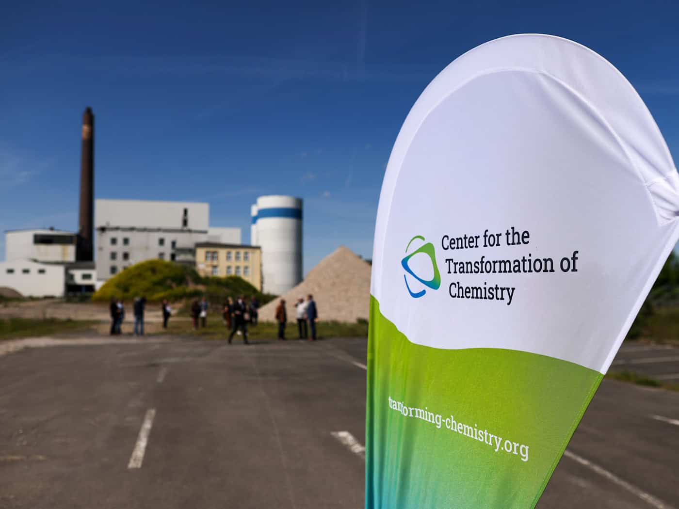 Chemie-Forschungszentrum knüpft erste Industrie-Kontakte