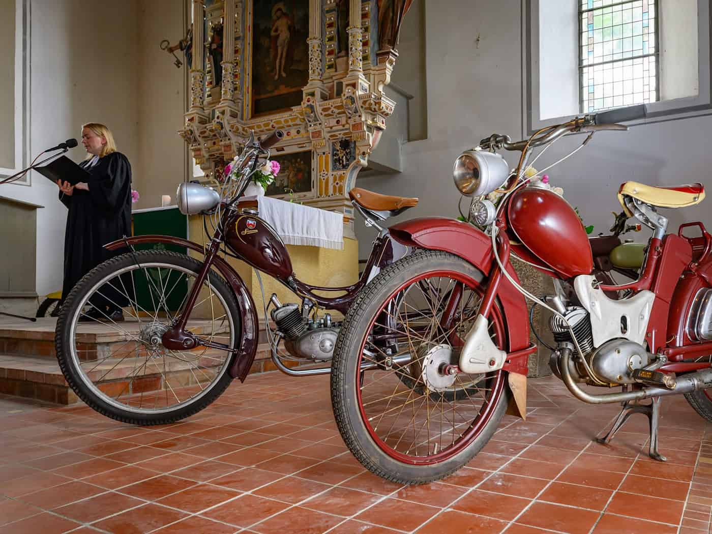 DDR-Mopeds in Kirche: Simson-Gemeinde feiert Zusammenhalt
