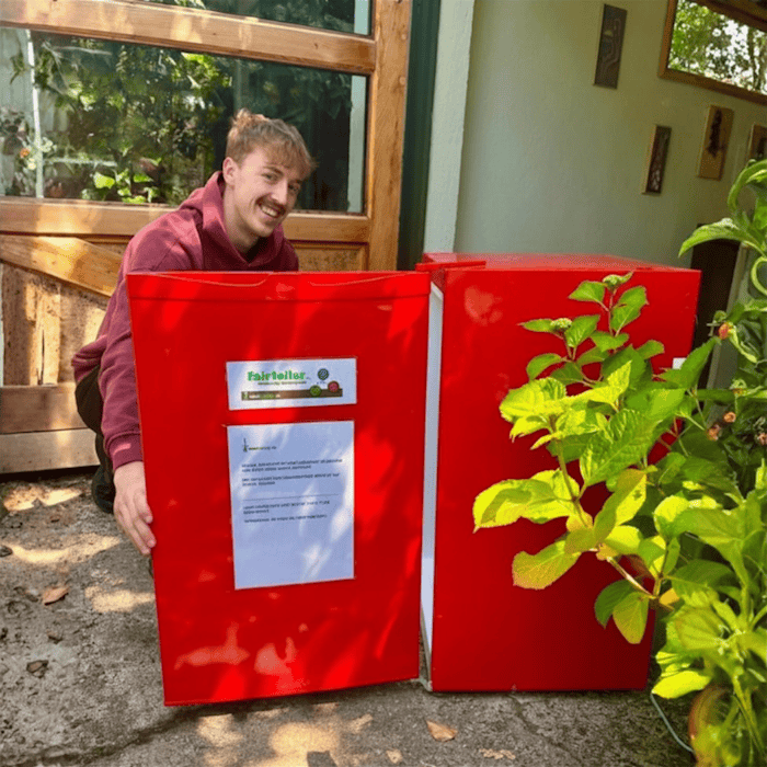 Foodsharing-Nutzer bedient sich am Kühlschrank Fair-Teiler im Garten der Dresdner Bürgerstiftung