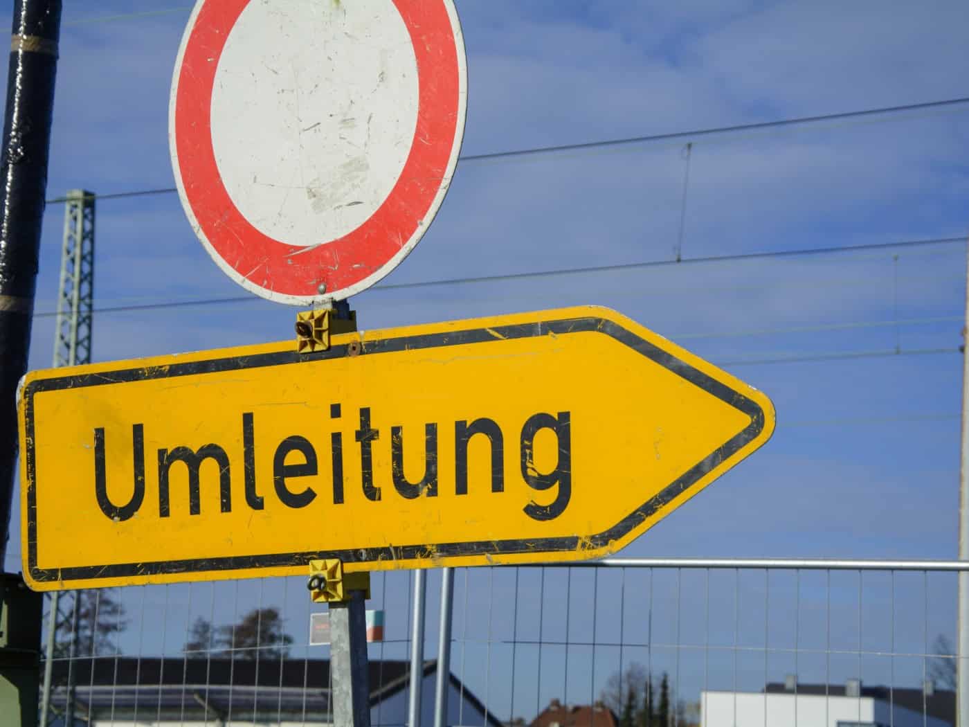Symbolbild mit gelbem Umleitungsschild wegen einer Havarie der DVB-Buslinie 63 in Dresden