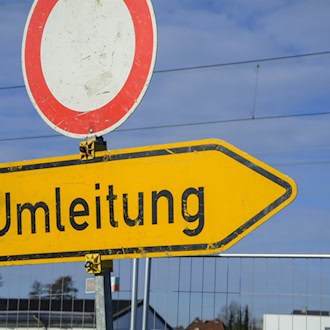 Symbolbild mit gelbem Umleitungsschild wegen einer Havarie der DVB-Buslinie 63 in Dresden