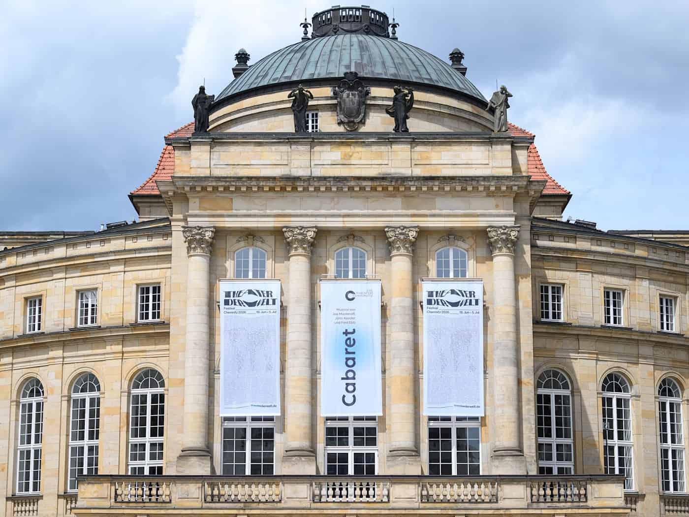 Festivalauftakt: Kinder erschaffen papierne Fantasiewelt