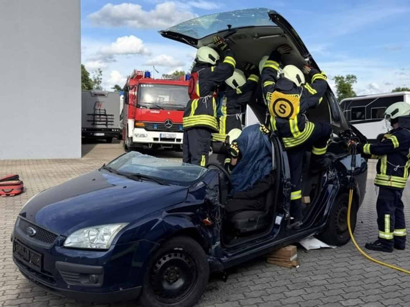 Wenn jede Sekunde zählt: Feuerwehr zerlegt Auto in Riesa