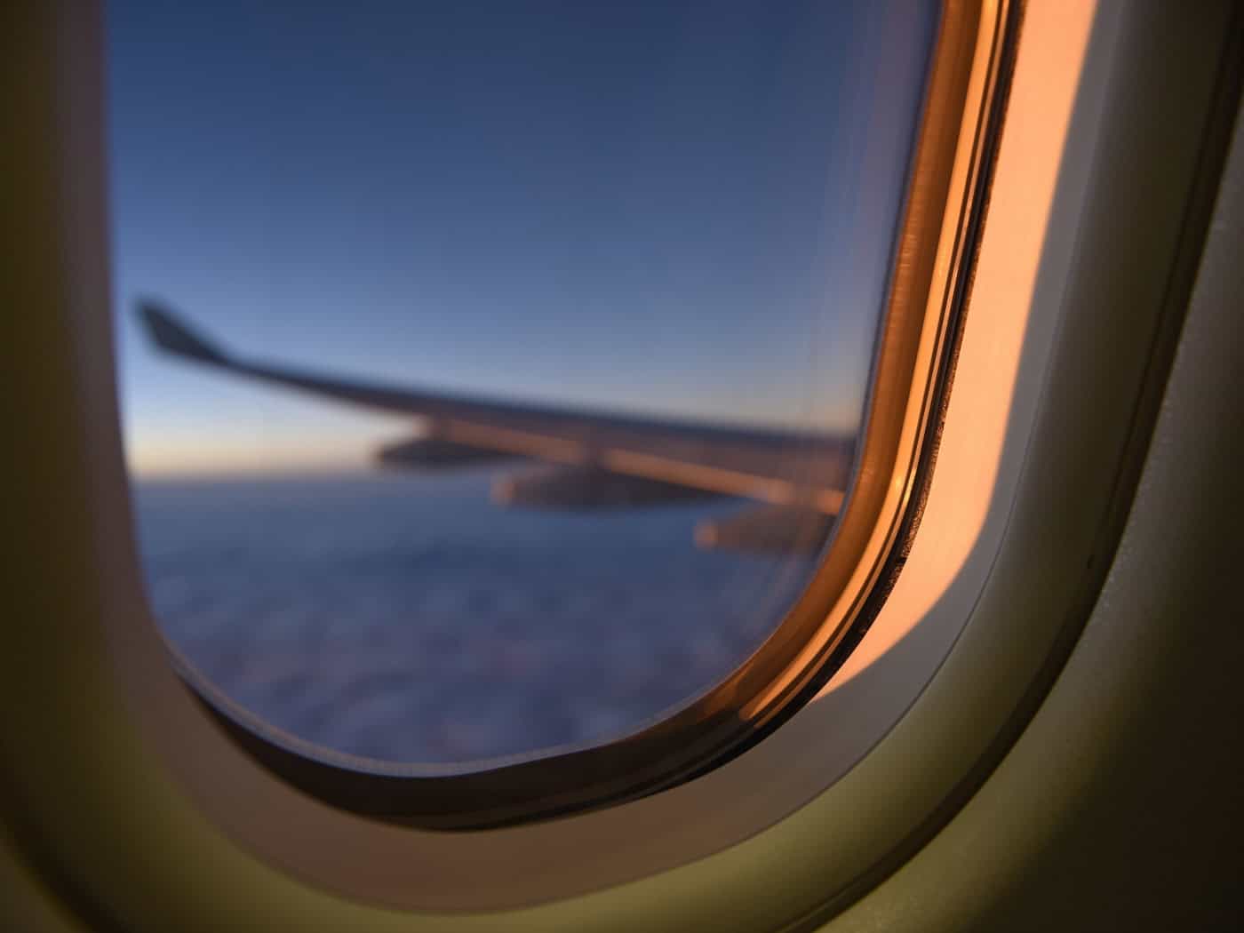 Damit Elektroflugzeuge effizient fliegen können, müssen Energieverluste im Bordnetz möglichst gering sein. Das Projekt Cab-E-Net entwickelt dafür neue Technologien.