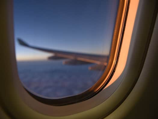 Damit Elektroflugzeuge effizient fliegen können, müssen Energieverluste im Bordnetz möglichst gering sein. Das Projekt Cab-E-Net entwickelt dafür neue Technologien.