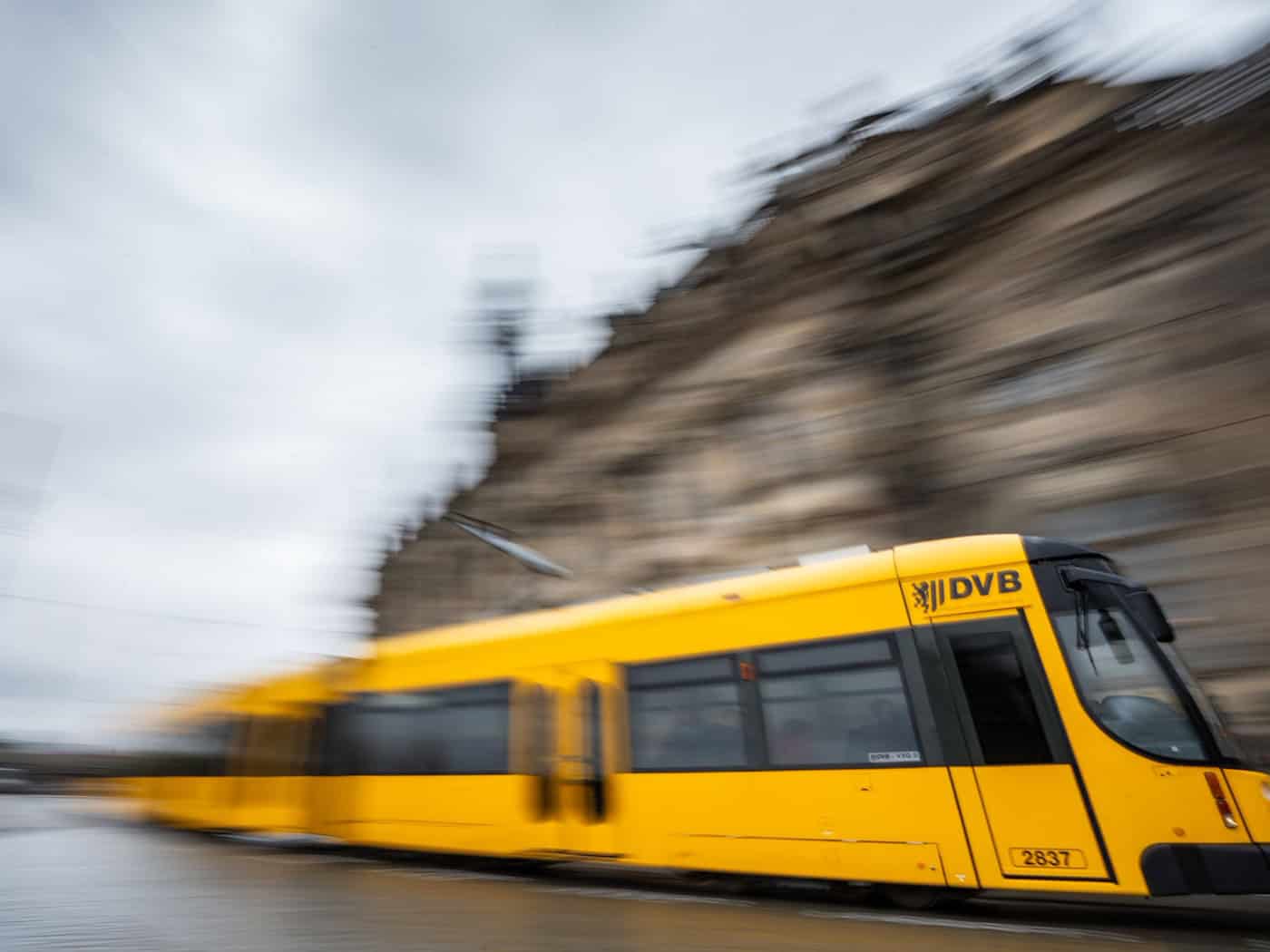Fußgänger stirbt bei Straßenbahnunfall