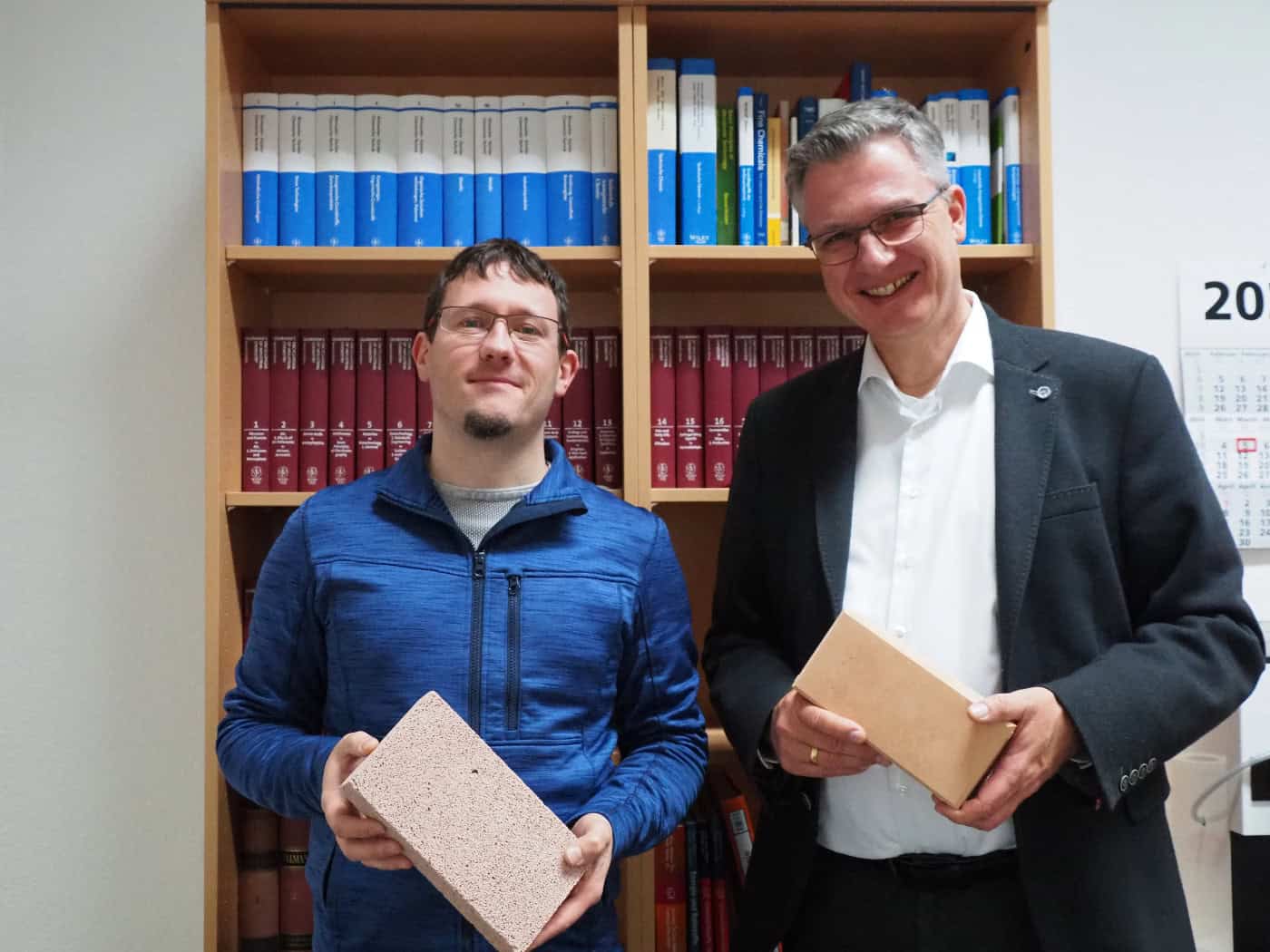 Dr. Michael Kraft (l.) und Prof. Dr. Martin Bertau haben einen Baustein für die Zukunft entwickelt – aus Reststoffen, die sonst ungenutzt bleiben.