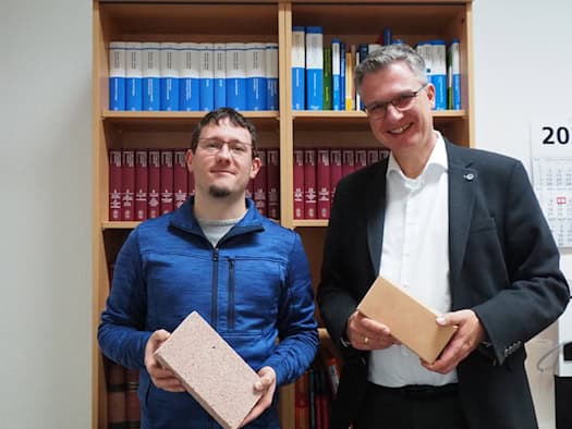 Dr. Michael Kraft (l.) und Prof. Dr. Martin Bertau haben einen Baustein für die Zukunft entwickelt – aus Reststoffen, die sonst ungenutzt bleiben.