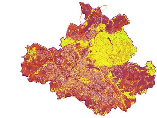 Eine farbige Stadtklimamodellierungskarte der Stadt Dresden zur Darstellung der Wärmebelastung am Tag. Die Silhouette des Stadtgebietes ist in verschiedene Temperaturzonen unterteilt: Ein großer Bereich im Nordosten ist hellgelb eingefärbt, während das restliche Stadtgebiet entlang des Elbtals überw