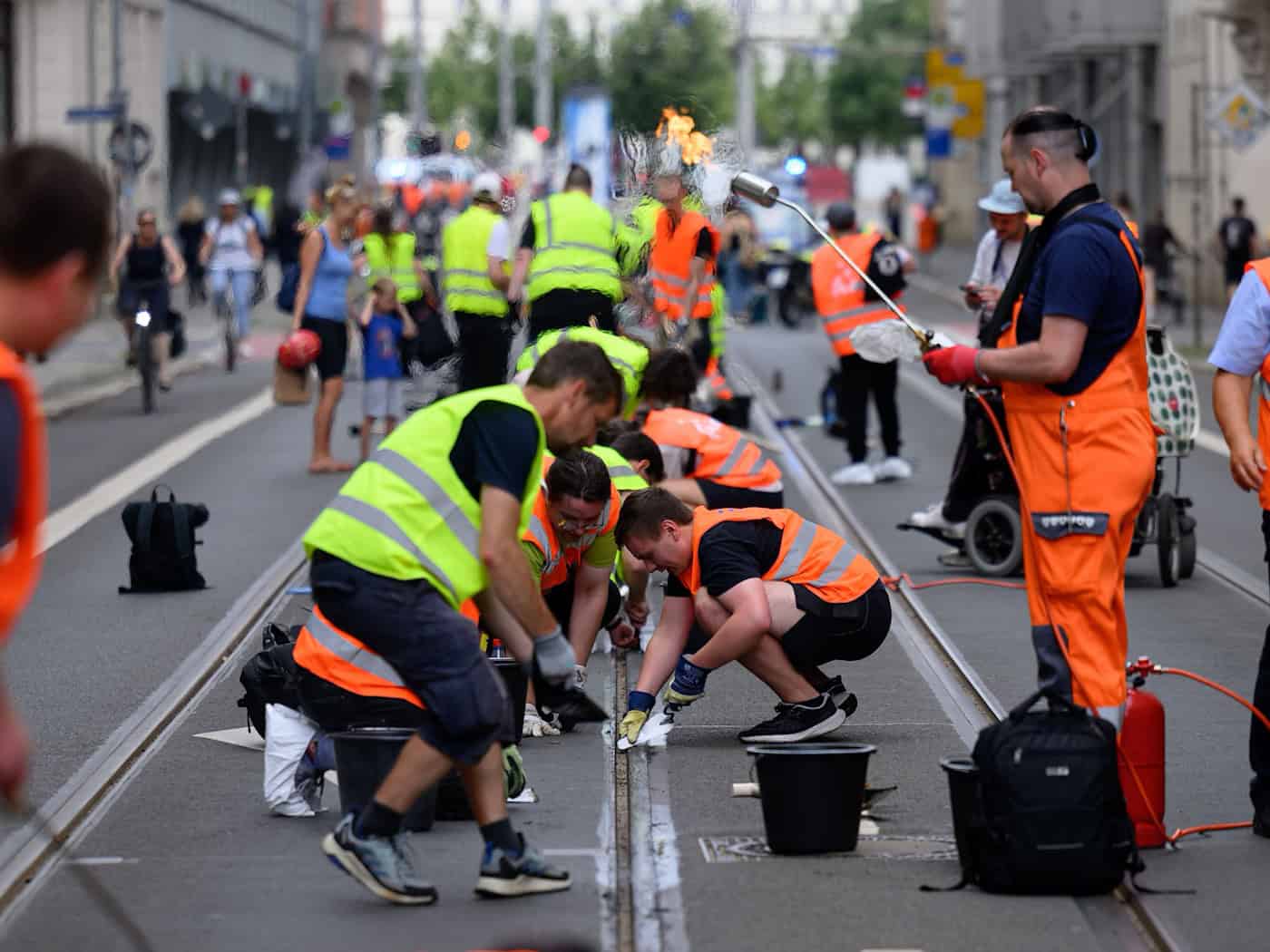Hitzeschäden bremsen Straßenbahnen aus - Leipziger packen an