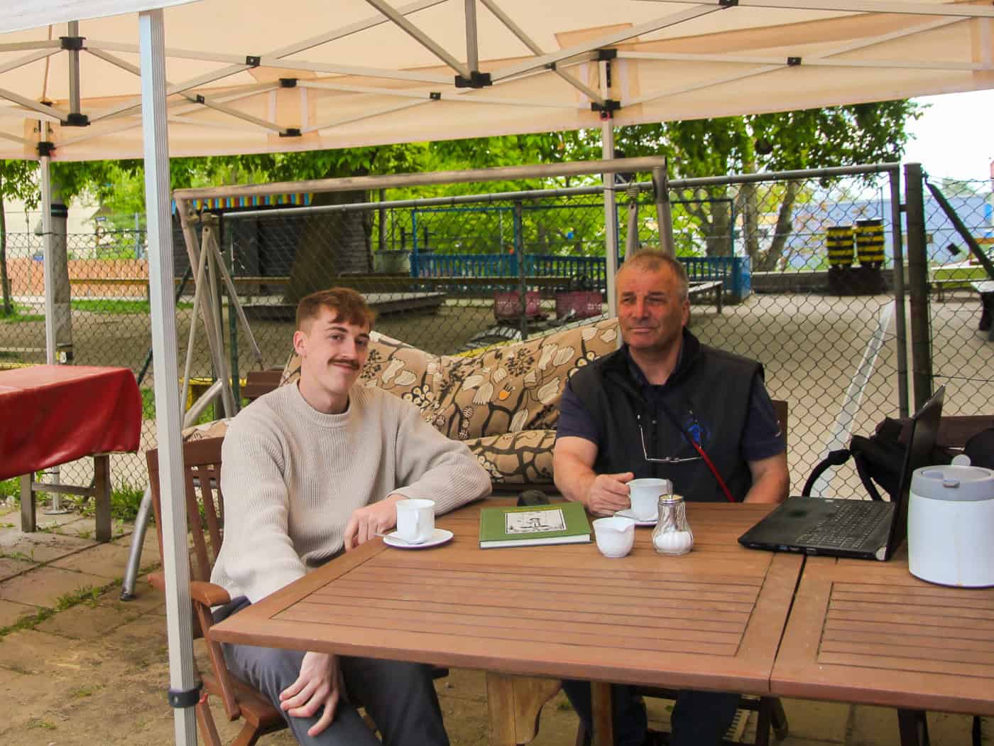 Marius Fischer und Andreas Färber sitzen gemeinsam bei einem Kaffee im Kindercafé Mücke