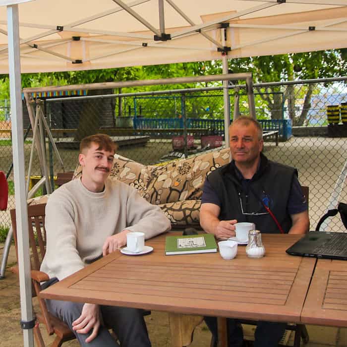 Marius Fischer und Andreas Färber sitzen gemeinsam bei einem Kaffee im Kindercafé Mücke
