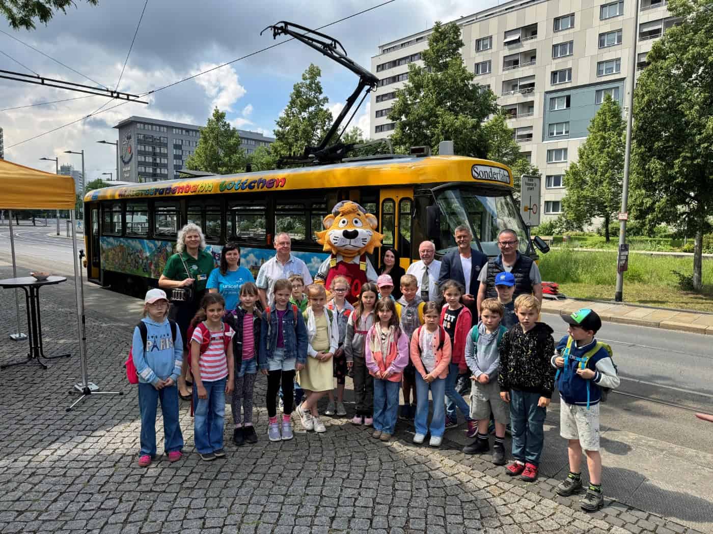Die bunte Dresdner Kinderstraßenbahn „Lottchen“ steht an der Haltestelle Wallstraße während der Jubiläumsfeier zum 35. Geburtstag.