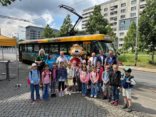 Die bunte Dresdner Kinderstraßenbahn „Lottchen“ steht an der Haltestelle Wallstraße während der Jubiläumsfeier zum 35. Geburtstag.