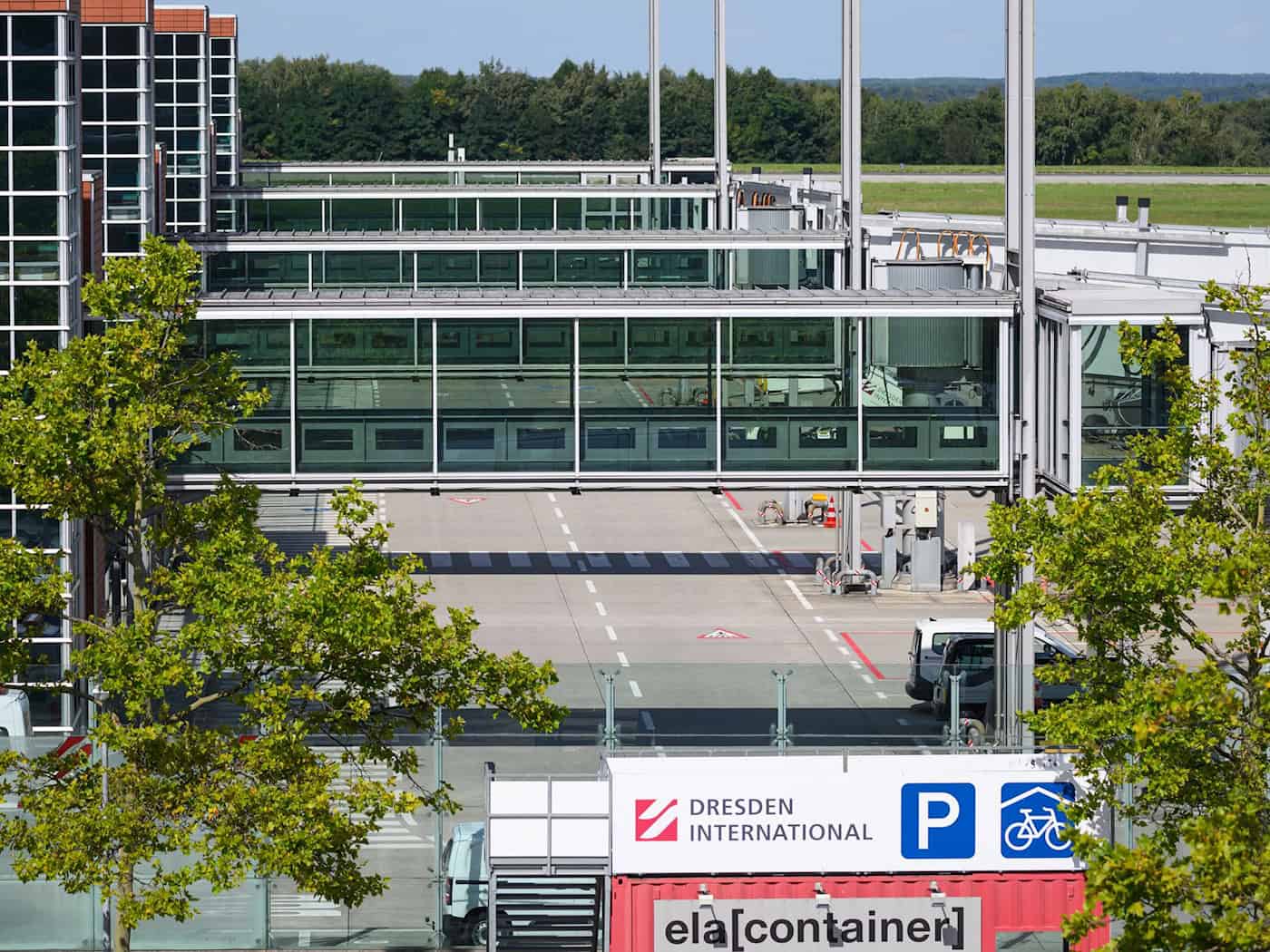 Kleinflugzeug der US Army am Flughafen Dresden notgelandet