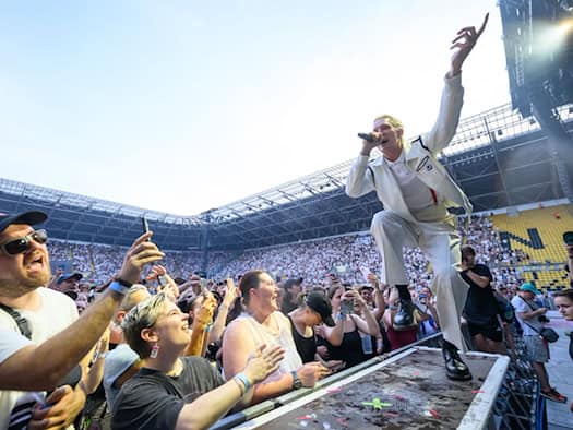 Kraftklub feiert Stadionpremiere bei großer Sommerhitze