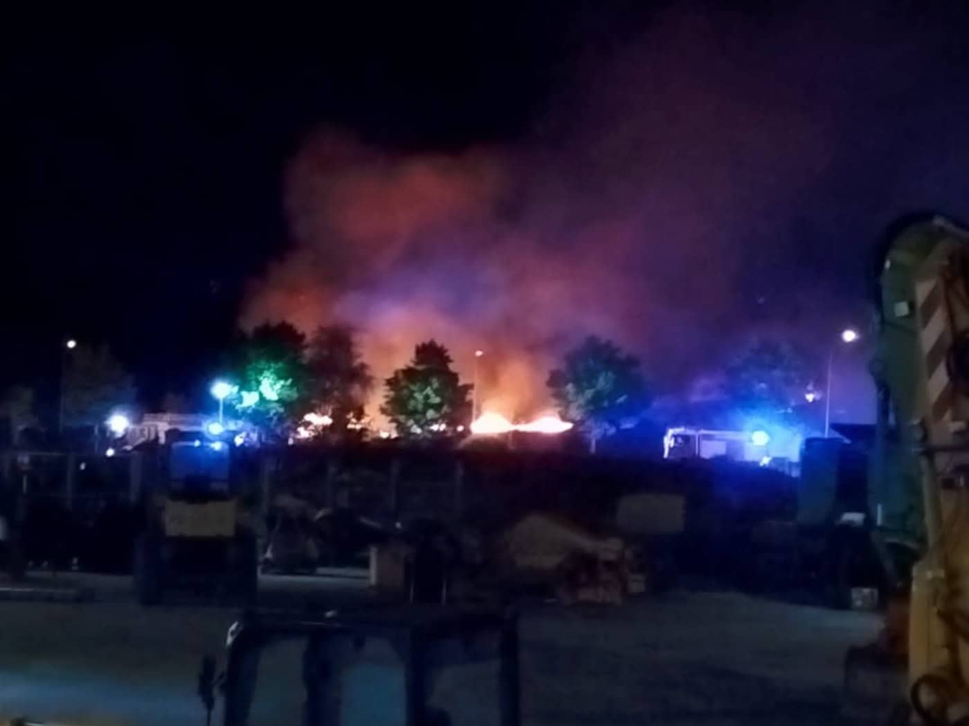 Feuerwehr stoppt Ödlandbrand in Radeburg